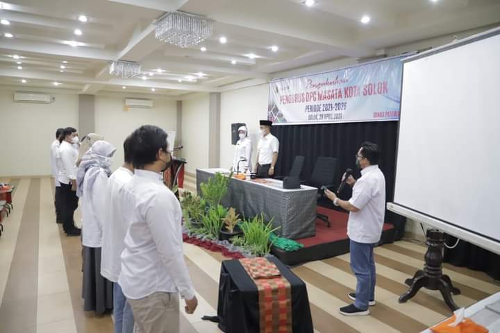 Wakil Walikota Solok Ramadhani Kirana Putra ketika mengukuhkan DPC MASATA Kota Solok.